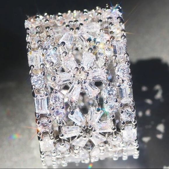 NEW๐18CT 925 STERLING SILVER DIAMOND RING - Picture 3 of 6